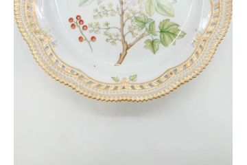 デンマーク　ROYAL COPENHAGEN(ロイヤルコペンハーゲン)　最高峰コレクション　フローラダニカ　職人の手作業による技法が美しいプレート(大皿、洋食器)(R-073771)