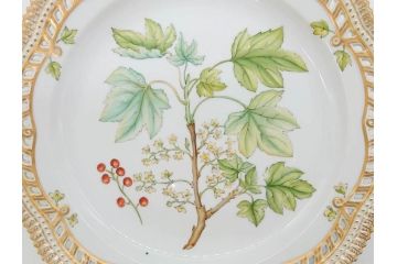 デンマーク　ROYAL COPENHAGEN(ロイヤルコペンハーゲン)　最高峰コレクション　フローラダニカ　職人の手作業による技法が美しいプレート(大皿、洋食器)(R-073771)