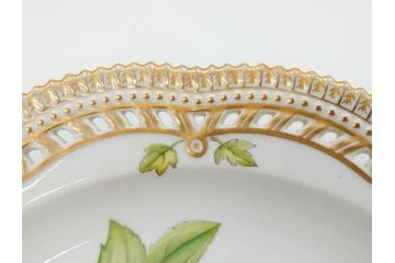 デンマーク　ROYAL COPENHAGEN(ロイヤルコペンハーゲン)　最高峰コレクション　フローラダニカ　職人の手作業による技法が美しいプレート(大皿、洋食器)(R-073771)