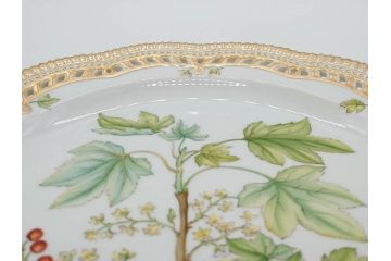デンマーク　ROYAL COPENHAGEN(ロイヤルコペンハーゲン)　最高峰コレクション　フローラダニカ　職人の手作業による技法が美しいプレート(大皿、洋食器)(R-073771)