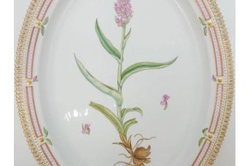 デンマーク　ROYAL COPENHAGEN(ロイヤルコペンハーゲン)　最高峰コレクション　フローラダニカ　プラター　優美なデザインが上品な印象を放つオーバルプレート(楕円プレート、大皿、洋食器)(R-073772)