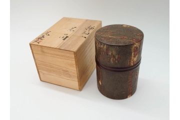 荒慶作　樺細工(桜皮細工)　和の趣を感じさせる渋い佇まいが魅力の茶筒(棗、茶器、茶入れ、茶道具、共箱付き)(R-073774)