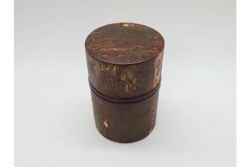 荒慶作　樺細工(桜皮細工)　和の趣を感じさせる渋い佇まいが魅力の茶筒(棗、茶器、茶入れ、茶道具、共箱付き)(R-073774)