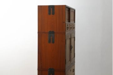 和製アンティーク　最高級上手物!!　特注品!!　前面欅(ケヤキ)材玉杢　黒柿くじゃく杢　側面・天板欅(ケヤキ)材　内部桐材　シックな佇まいが目を惹く凝った作り込みの三段重ね時代箪笥(収納箪笥、着物箪笥、衣装箪笥、和タンス、引き出し)(R-073775)