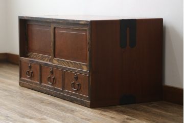 和製アンティーク　最高級上手物!!　特注品!!　前面欅(ケヤキ)材玉杢　黒柿くじゃく杢　側面・天板欅(ケヤキ)材　内部桐材　シックな佇まいが目を惹く凝った作り込みの時代箪笥ローボード(テレビ台、収納箪笥、和タンス、時代箪笥、引き出し、戸棚、収納棚)(R-073776)