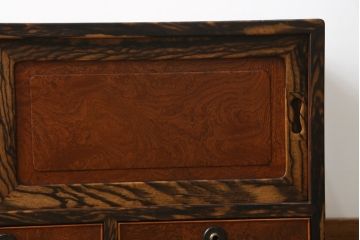 和製アンティーク　最高級上手物!!　特注品!!　前面欅(ケヤキ)材玉杢　黒柿くじゃく杢　側面・天板欅(ケヤキ)材　内部桐材　シックな佇まいが目を惹く凝った作り込みの時代箪笥ローボード(テレビ台、収納箪笥、和タンス、時代箪笥、引き出し、戸棚、収納棚)(R-073776)