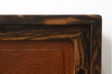 和製アンティーク　最高級上手物!!　特注品!!　前面欅(ケヤキ)材玉杢　黒柿くじゃく杢　側面・天板欅(ケヤキ)材　内部桐材　シックな佇まいが目を惹く凝った作り込みの時代箪笥ローボード(テレビ台、収納箪笥、和タンス、時代箪笥、引き出し、戸棚、収納棚)(R-073776)