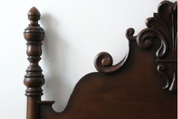 中古　激レア　希少な絶版品!!　Ralph Lauren Home(ラルフローレンホーム)　上品な雰囲気漂う特大ベッドフレーム(クイーンサイズ、木製ベッド)(定価約145万円)(R-073779)