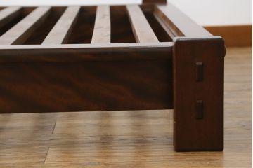 中古　美品　松本民芸家具　すのこ付き　特注サイズの希少なベッドフレーム(セミダブル〜ダブル)(R-073780)