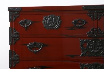 中古　美品　最高級特注品　超希少　激レア品　根来塗り　桜木作　朱色と黒のコントラストが美しい岩谷堂箪笥(和タンス、整理箪笥、収納箪笥、衣装箪笥、引き出し)(定価推定約90万円)(R-073781)