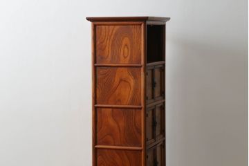 中古　美品　希少品　伝統的工芸品　松本民芸家具　総欅(ケヤキ)材　李朝　品のあるデザインが美しい漆塗り五層戸棚(飾り棚、収納棚、キャビネット)(定価約151万円)(R-073782)