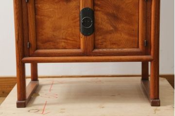 中古　美品　希少品　伝統的工芸品　松本民芸家具　総欅(ケヤキ)材　李朝　品のあるデザインが美しい漆塗り五層戸棚(飾り棚、収納棚、キャビネット)(定価約151万円)(R-073782)