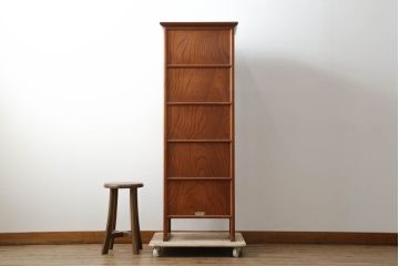 中古　美品　希少品　伝統的工芸品　松本民芸家具　総欅(ケヤキ)材　李朝　品のあるデザインが美しい漆塗り五層戸棚(飾り棚、収納棚、キャビネット)(定価約151万円)(R-073782)