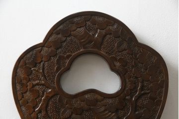中古　美品!!　軽井沢彫り　シックな色合いと優美な曲線デザインが魅力のチェア(板座チェア、ダイニングチェア、イス、椅子)(R-073783)