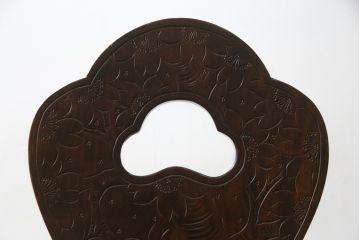 中古　美品!!　軽井沢彫り　シックな色合いと優美な曲線デザインが魅力のチェア(板座チェア、ダイニングチェア、イス、椅子)(R-073783)