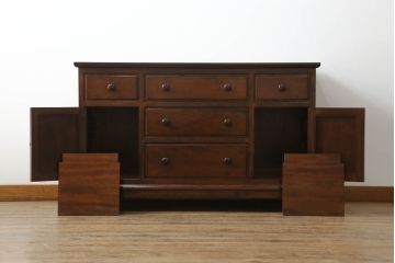 中古　美品　松本民芸家具　特注品!　洗練された佇まいが品の良さを高めるサイドボード(リビングボード、サイドキャビネット、サイドチェスト、引き出し、収納棚、戸棚)(R-073784)