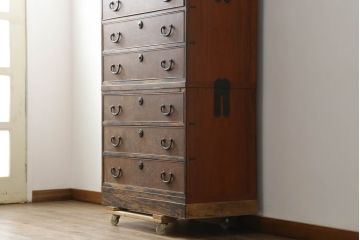 和製アンティーク　最高級上手物!!　特注品!!　前面欅(ケヤキ)材玉杢　黒柿くじゃく杢　側面・天板欅(ケヤキ)材　内部桐材　シックな佇まいが目を惹く凝った作り込みの三段重ね時代箪笥(収納箪笥、衣装箪笥、和タンス、引き出し)(R-073786)