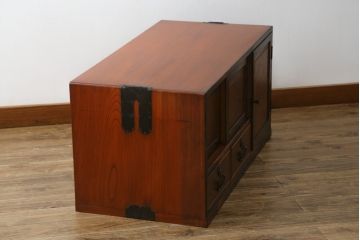 和製アンティーク　最高級上手物!!　特注品!!　前面欅(ケヤキ)材玉杢　黒柿くじゃく杢　側面・天板欅(ケヤキ)材　内部桐材　シックな佇まいが目を惹く凝った作り込みの時代箪笥ローボード(テレビ台、テレビボード、収納箪笥、和タンス、引き出し、戸棚、収納棚)(R-073787)
