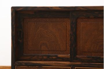 和製アンティーク　最高級上手物!!　特注品!!　前面欅(ケヤキ)材玉杢　黒柿くじゃく杢　側面・天板欅(ケヤキ)材　内部桐材　シックな佇まいが目を惹く凝った作り込みの時代箪笥ローボード(テレビ台、テレビボード、収納箪笥、和タンス、引き出し、戸棚、収納棚)(R-073787)