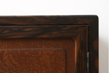 和製アンティーク　最高級上手物!!　特注品!!　前面欅(ケヤキ)材玉杢　黒柿くじゃく杢　側面・天板欅(ケヤキ)材　内部桐材　シックな佇まいが目を惹く凝った作り込みの時代箪笥ローボード(テレビ台、テレビボード、収納箪笥、和タンス、引き出し、戸棚、収納棚)(R-073787)