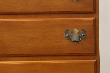中古　美品!!　横浜クラシック家具　ダニエル(daniel)　アーリーアメリカンシリーズ　A-109　　カントリースタイルにおすすめなチェスト(小抽斗タンス、引き出し、洋服タンス、ハイチェスト)(定価約35万円)(R-073794)
