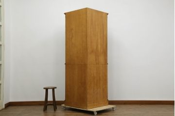 中古　美品　横浜ダニエル(daniel)　品のある佇まいが魅力的なコーナーキャビネット(コーナーラック、飾り棚、陳列棚、食器棚、カップボード)(R-073796)