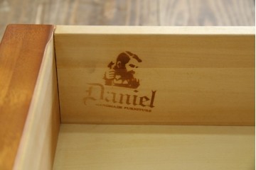 中古　美品　横浜ダニエル(daniel)　品のある佇まいが魅力的なコーナーキャビネット(コーナーラック、飾り棚、陳列棚、食器棚、カップボード)(R-073796)