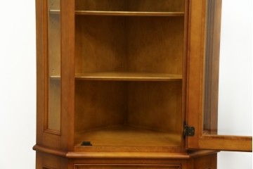 中古　美品　横浜ダニエル(daniel)　品のある佇まいが魅力的なコーナーキャビネット(コーナーラック、飾り棚、陳列棚、食器棚、カップボード)(R-073796)