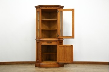 中古　美品　横浜ダニエル(daniel)　品のある佇まいが魅力的なコーナーキャビネット(コーナーラック、飾り棚、陳列棚、食器棚、カップボード)(R-073796)