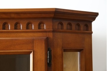 中古　美品　横浜ダニエル(daniel)　品のある佇まいが魅力的なコーナーキャビネット(コーナーラック、飾り棚、陳列棚、食器棚、カップボード)(R-073796)