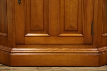 中古　美品　横浜ダニエル(daniel)　品のある佇まいが魅力的なコーナーキャビネット(コーナーラック、飾り棚、陳列棚、食器棚、カップボード)(R-073796)