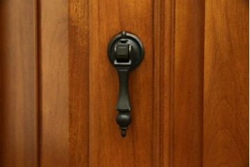 中古　美品　横浜ダニエル(daniel)　品のある佇まいが魅力的なコーナーキャビネット(コーナーラック、飾り棚、陳列棚、食器棚、カップボード)(R-073796)