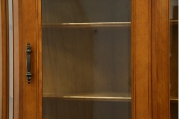 中古　美品　横浜ダニエル(daniel)　品のある佇まいが魅力的なコーナーキャビネット(コーナーラック、飾り棚、陳列棚、食器棚、カップボード)(R-073796)