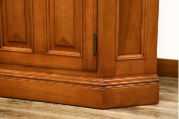 中古　美品　横浜ダニエル(daniel)　品のある佇まいが魅力的なコーナーキャビネット(コーナーラック、飾り棚、陳列棚、食器棚、カップボード)(R-073796)