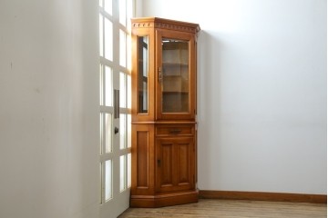 中古　美品　横浜ダニエル(daniel)　品のある佇まいが魅力的なコーナーキャビネット(コーナーラック、飾り棚、陳列棚、食器棚、カップボード)(R-073796)