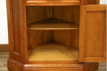 中古　美品　横浜ダニエル(daniel)　品のある佇まいが魅力的なコーナーキャビネット(コーナーラック、飾り棚、陳列棚、食器棚、カップボード)(R-073796)