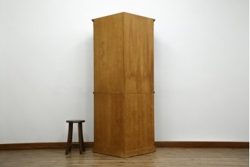 中古　美品　横浜ダニエル(daniel)　品のある佇まいが魅力的なコーナーキャビネット(コーナーラック、飾り棚、陳列棚、食器棚、カップボード)(R-073796)