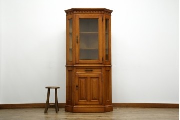 中古　美品　横浜ダニエル(daniel)　品のある佇まいが魅力的なコーナーキャビネット(コーナーラック、飾り棚、陳列棚、食器棚、カップボード)(R-073796)