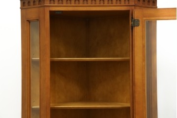 中古　美品　横浜ダニエル(daniel)　品のある佇まいが魅力的なコーナーキャビネット(コーナーラック、飾り棚、陳列棚、食器棚、カップボード)(R-073796)