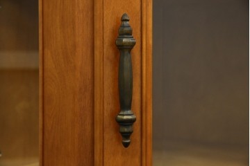 中古　美品　横浜ダニエル(daniel)　品のある佇まいが魅力的なコーナーキャビネット(コーナーラック、飾り棚、陳列棚、食器棚、カップボード)(R-073796)