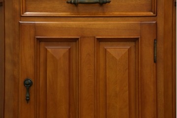 中古　美品　横浜ダニエル(daniel)　品のある佇まいが魅力的なコーナーキャビネット(コーナーラック、飾り棚、陳列棚、食器棚、カップボード)(R-073796)