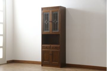 中古　美品!!　三越家具(現カントリーハウス)　Brugge(ブルージュ)　ステンドグラスが上品な雰囲気を醸し出すキャビネット(収納棚、戸棚、飾り棚、本箱、ブックケース、カップボード)(R-073797)