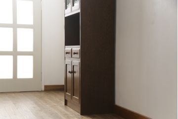 中古　美品!!　三越家具(現カントリーハウス)　Brugge(ブルージュ)　ステンドグラスが上品な雰囲気を醸し出すキャビネット(収納棚、戸棚、飾り棚、本箱、ブックケース、カップボード)(R-073797)