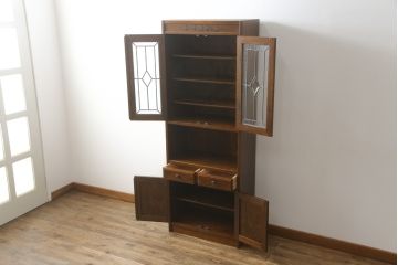 中古　美品!!　三越家具(現カントリーハウス)　Brugge(ブルージュ)　ステンドグラスが上品な雰囲気を醸し出すキャビネット(収納棚、戸棚、飾り棚、本箱、ブックケース、カップボード)(R-073797)