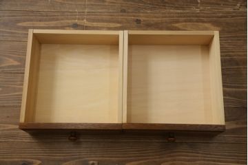 中古　美品!!　三越家具(現カントリーハウス)　Brugge(ブルージュ)　ステンドグラスが上品な雰囲気を醸し出すキャビネット(収納棚、戸棚、飾り棚、本箱、ブックケース、カップボード)(R-073797)