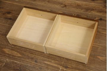 中古　美品!!　三越家具(現カントリーハウス)　Brugge(ブルージュ)　ステンドグラスが上品な雰囲気を醸し出すキャビネット(収納棚、戸棚、飾り棚、本箱、ブックケース、カップボード)(R-073797)