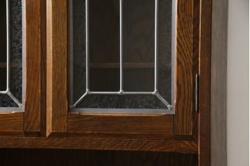 中古　美品!!　三越家具(現カントリーハウス)　Brugge(ブルージュ)　ステンドグラスが上品な雰囲気を醸し出すキャビネット(収納棚、戸棚、飾り棚、本箱、ブックケース、カップボード)(R-073797)