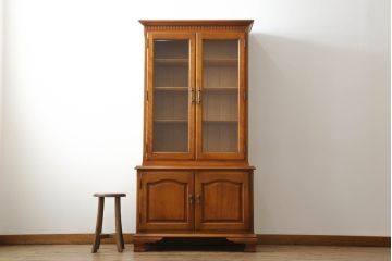 中古　美品　横浜ダニエル(daniel)　温かみのある木の色合いが魅力的なキャビネット(カップボード、食器棚、戸棚、収納棚、飾り棚)(R-073799)