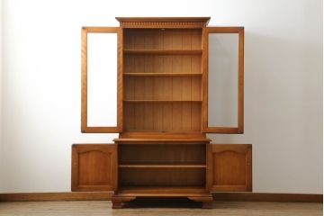 中古　美品　横浜ダニエル(daniel)　温かみのある木の色合いが魅力的なキャビネット(カップボード、食器棚、戸棚、収納棚、飾り棚)(R-073799)