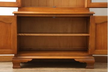 中古　美品　横浜ダニエル(daniel)　温かみのある木の色合いが魅力的なキャビネット(カップボード、食器棚、戸棚、収納棚、飾り棚)(R-073799)